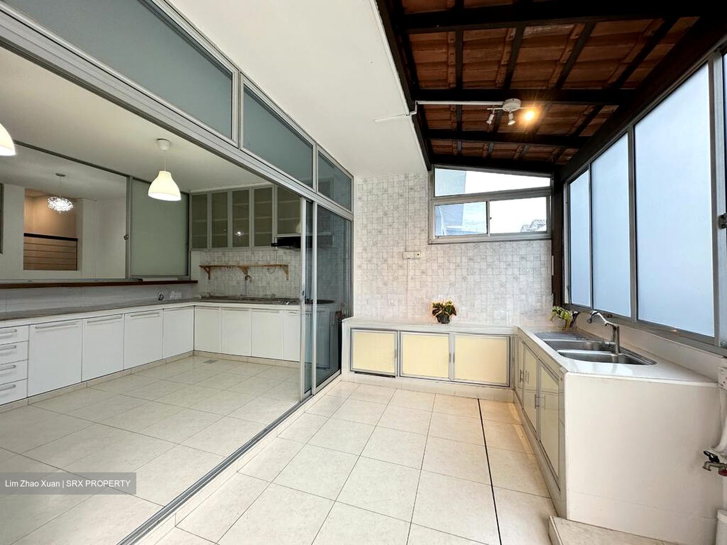 Sixth Avenue (D10), Terrace #524114311